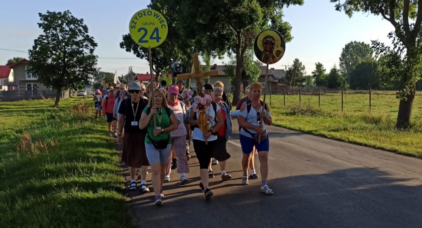 Na zdjęciu: spotkaliśmy pielgrzymów z Szydłowca wczoraj obok św. Anny
