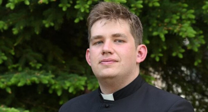 Na zdjęciu ksiądz Tomasz Walasik