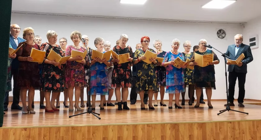 Gminny Dzień Seniora w Jastrzębiu i sedniorzy na scenie