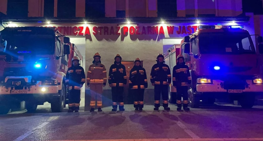 Hołd zmarłemu Koledze oddają strażacy z Jastrzębia