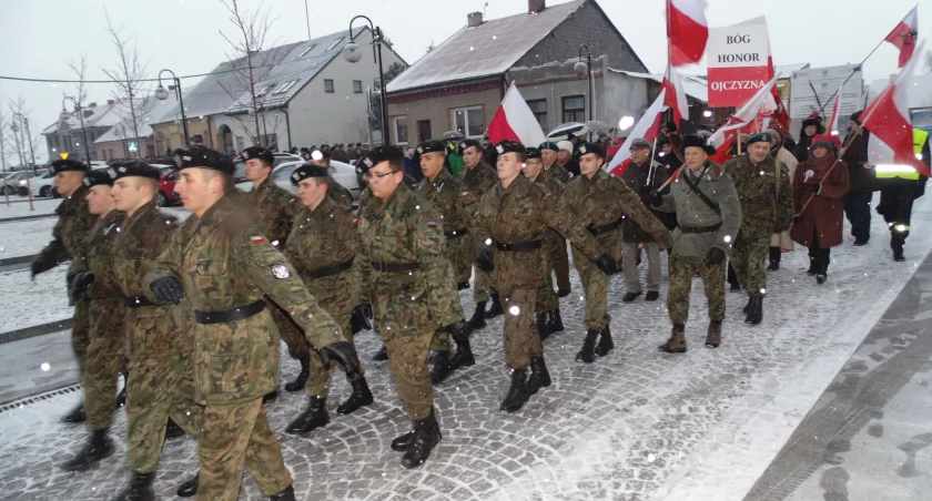 Zdjęcie: Uczestnicy Marszu Szlakiem Powstańców Styczniowych w Bodzentynie