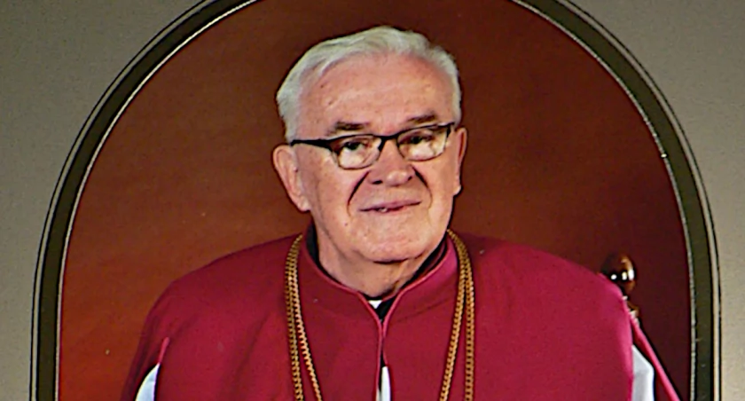Zdjęcie, które rodzina ustawiła obok trumny ks. Bogusława Mleczkowskiego