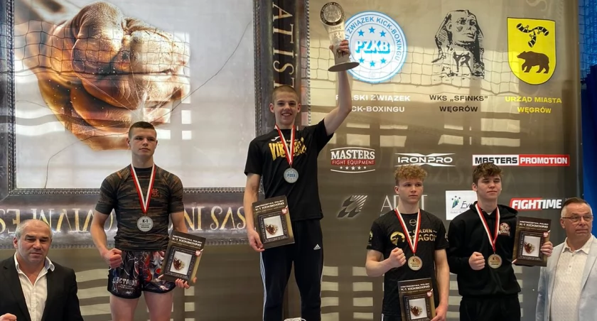 Na najwyższym stopniu podium Adam Bednarczyk tuż po dekoracji
