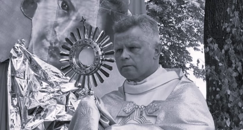 Pożegnania, piątek nagle zmarł ksiądz kanonik Marek Kucharski proboszcz parafii Szydłowcu - zdjęcie, fotografia