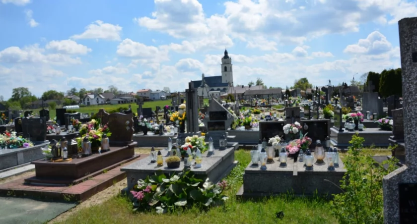 Parafialny cmentarz w Klwowie, rodzinnej miejscowości ks. Marka Kucharskiego. To tu spocznie ciało Kapłana