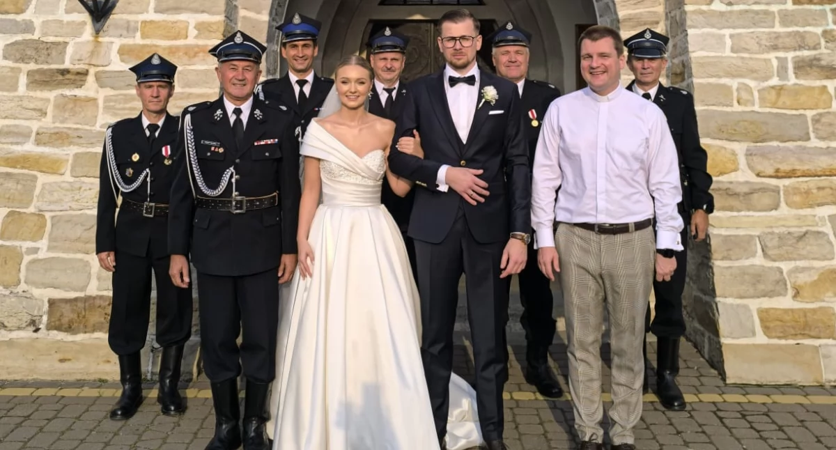 Uroczystości , Chlewiska Uroczystość ślubna druhny Natalii druha Karola udziałem strażaków! - zdjęcie, fotografia
