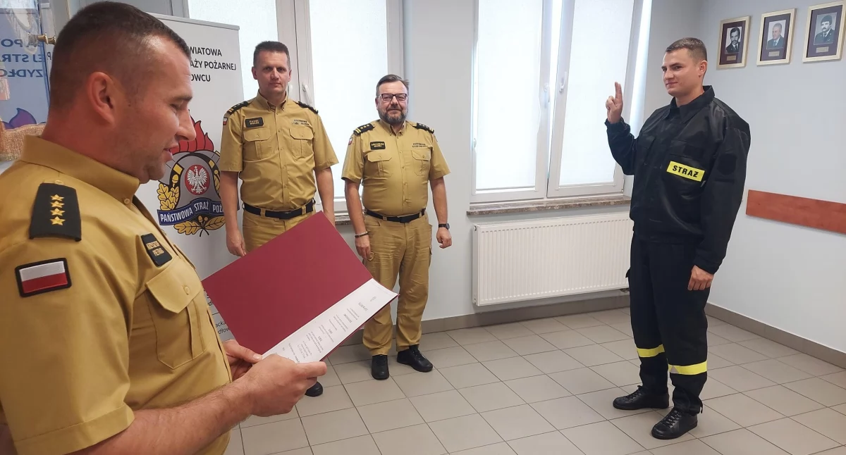 Straż Pożarna, Uroczyste ślubowanie nowego strażaka Komendzie Powiatowej Szydłowcu - zdjęcie, fotografia