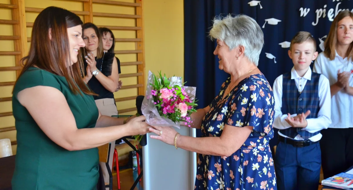 Edukacja , Zasłużona emerytura Grażyny Kowalskiej pedagog wychowawcy szkole Wysokiej - zdjęcie, fotografia