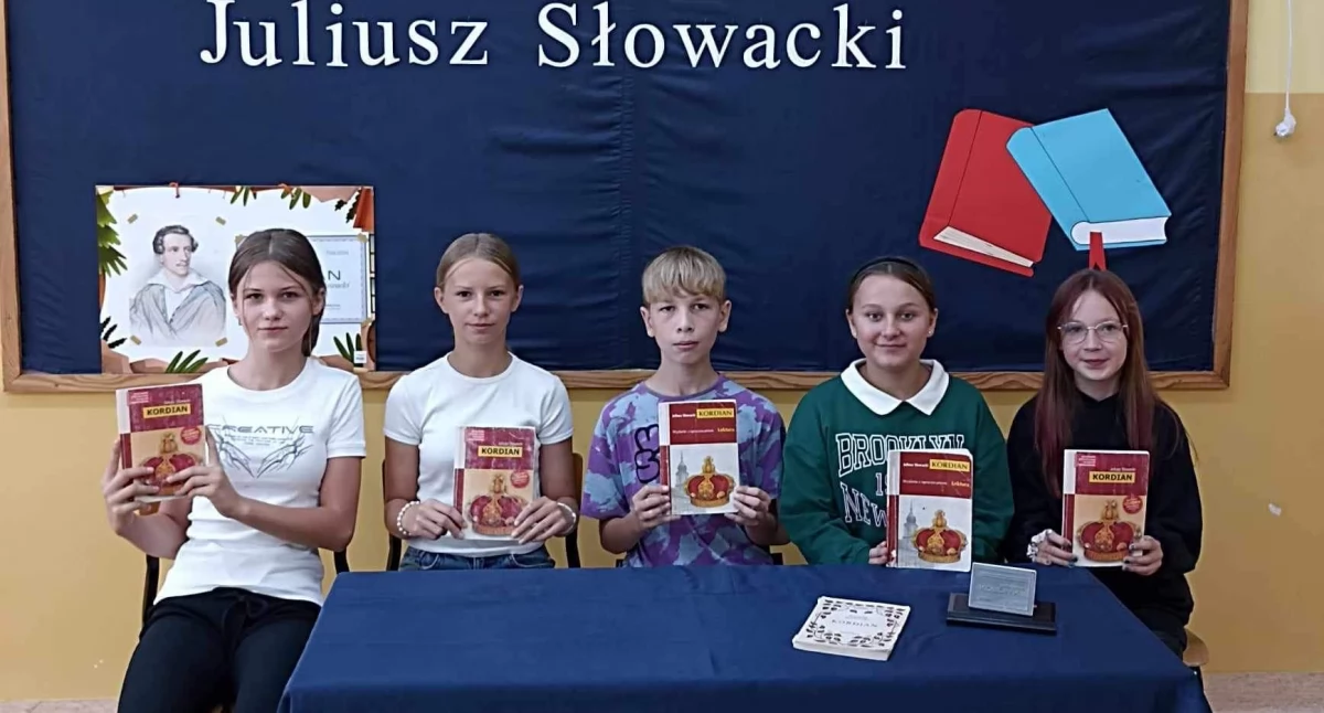 Książki , Narodowe Czytanie Kordiana szkole podstawowej Zbijowie - zdjęcie, fotografia