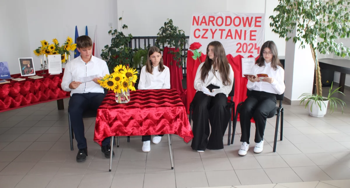 Książki , Narodowe Czytanie Chlewiskach - zdjęcie, fotografia
