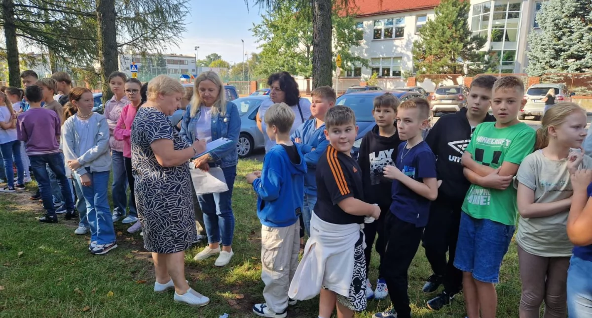 Edukacja , Próbna ewakuacja szkole Szydłowcu szybko sprawnie bezpiecznie - zdjęcie, fotografia