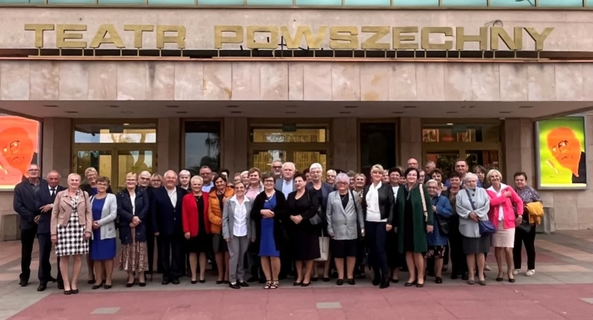 Seniorzy , Seniorzy Mirowa Starego wyjeździe Teatru Powszechnego - zdjęcie, fotografia