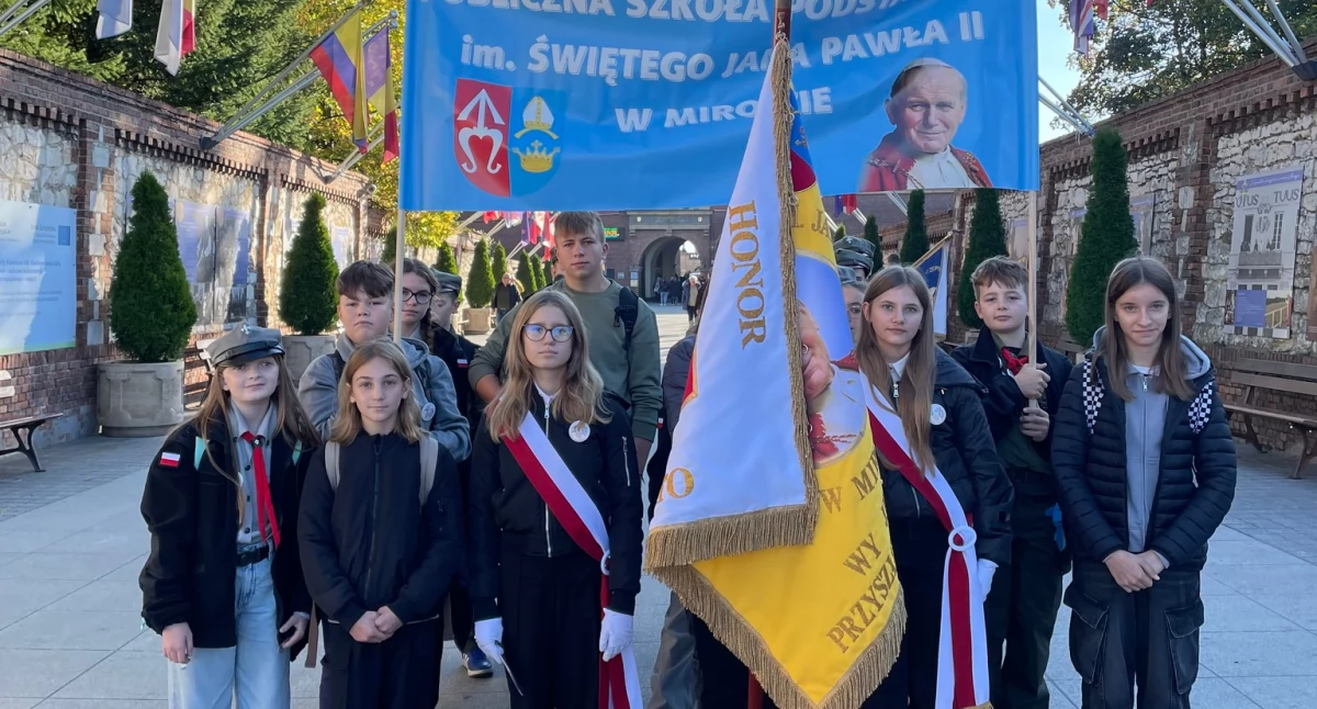 Kościół , Delegacja szkoły Mirowie Pielgrzymce Szkół Pawła Jasnej Górze - zdjęcie, fotografia
