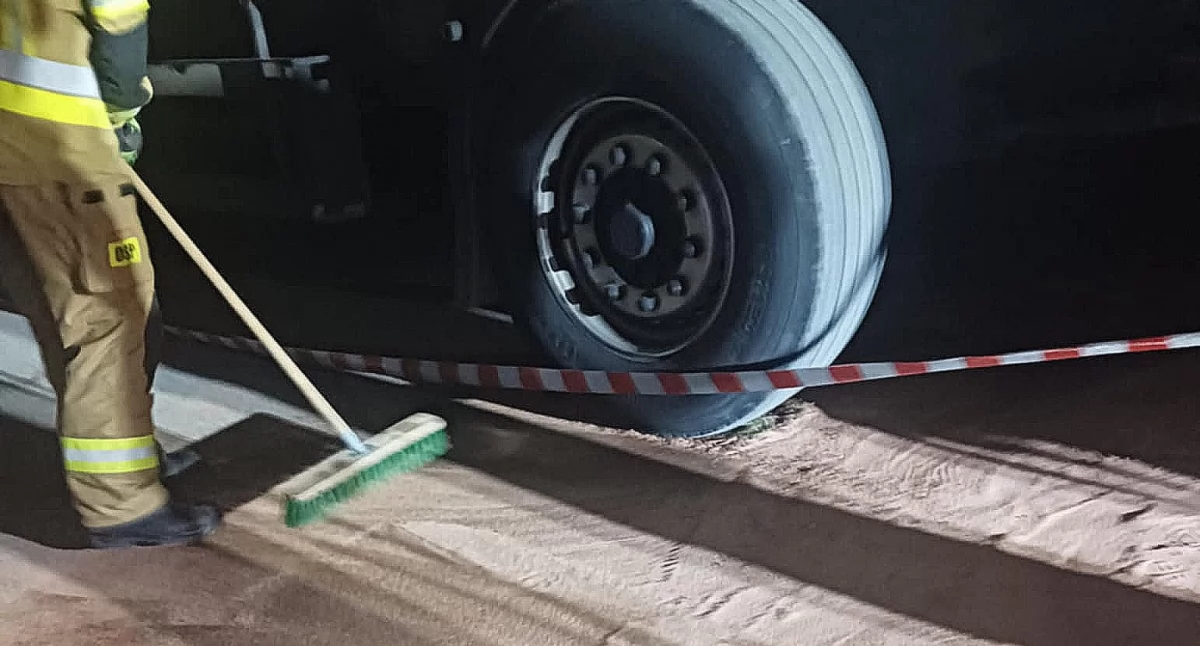 Wydarzenia , Awaria hydrauliczna żurawia wyciek oleju Łaziskach - zdjęcie, fotografia