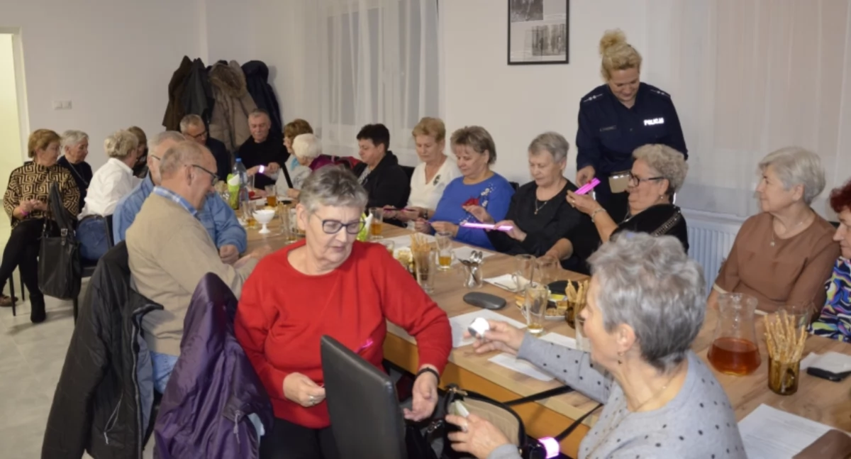 Seniorzy , Bezpieczeństwo Seniorów debacie społecznej Jastrzębiu - zdjęcie, fotografia