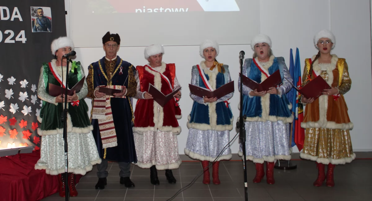 Uroczystości , Narodowe Święto Niepodległości Gminnym Ośrodku Kultury Chlewiskach - zdjęcie, fotografia