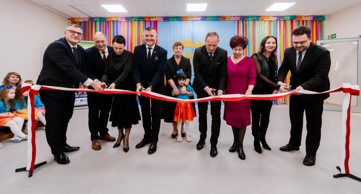 Uroczystości , Uroczyste otwarcie nowej siedziby Przedszkola Samorządowego Tęczowego Misia Szydłowcu - zdjęcie, fotografia