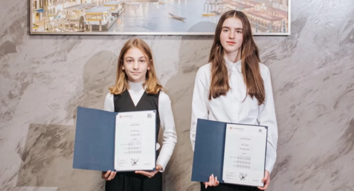 Edukacja , Sukces uczennic Amelii Gabrieli Mirowie międzynarodowym egzaminie Cambridge Assessment English - zdjęcie, fotografia