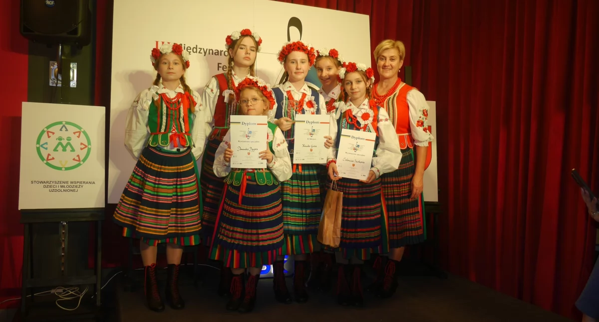 Konkursy , Sukces solistek zespołu Radosne Nutki Mirowa międzynarodowym festiwalu Kielcach - zdjęcie, fotografia