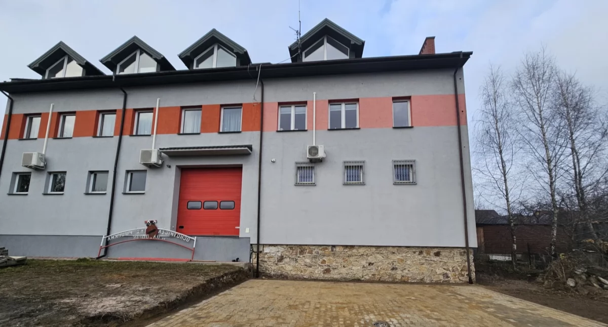 Inwestycje, Modernizacja placu budynkiem remizy Majdowie budowa podjazdu bramy garażowej - zdjęcie, fotografia