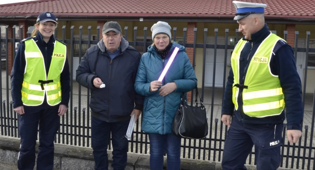 Wydarzenia , Policjanci Szydłowca rozdawali odblaski okazji Mikołajek! - zdjęcie, fotografia