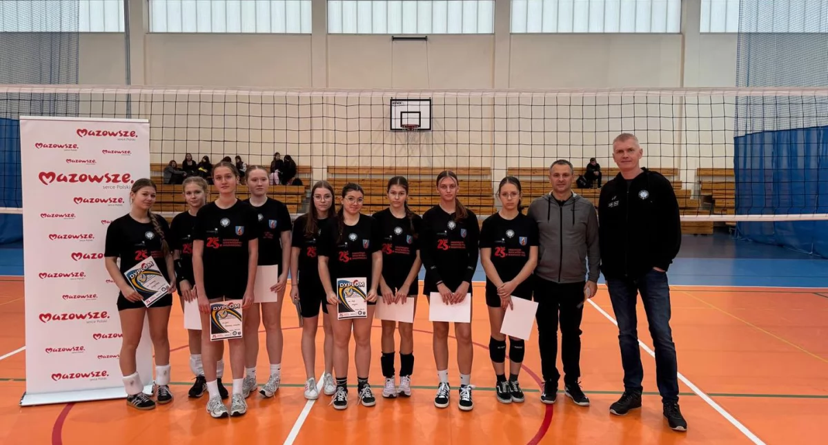 Siatkówka, Turniej Mikołajkowy Wolanowie Reprezentacja Szydłowcu podium - zdjęcie, fotografia