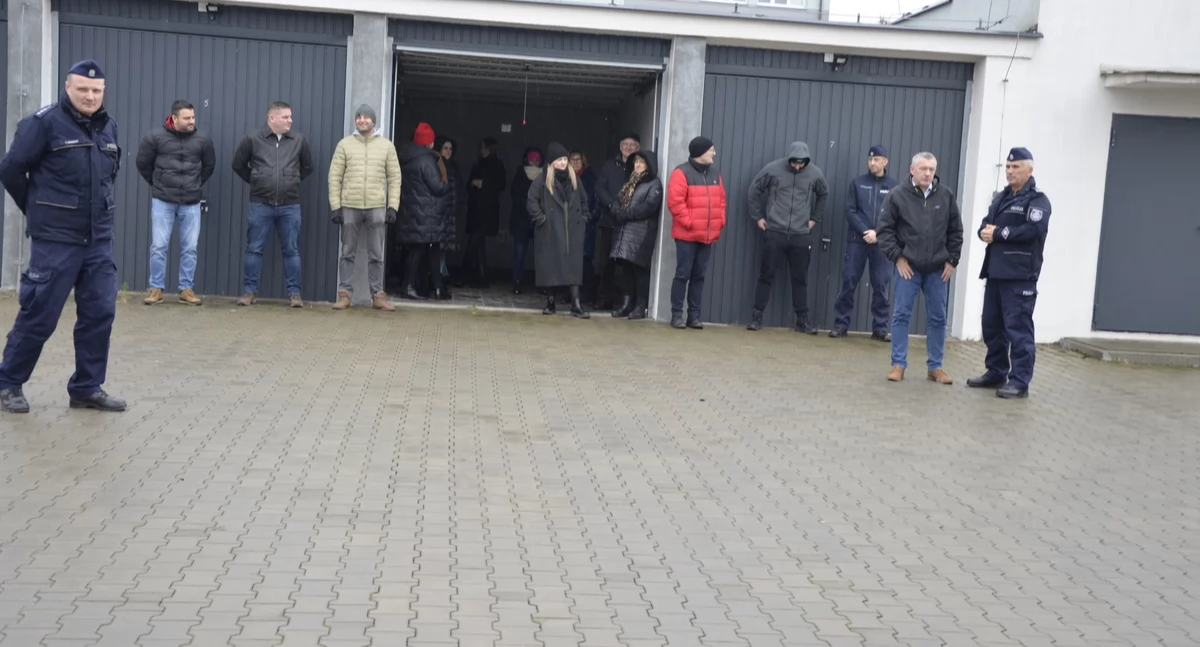 Kronika policyjna , Ewakuacja Komendzie Policji Szydłowcu - zdjęcie, fotografia