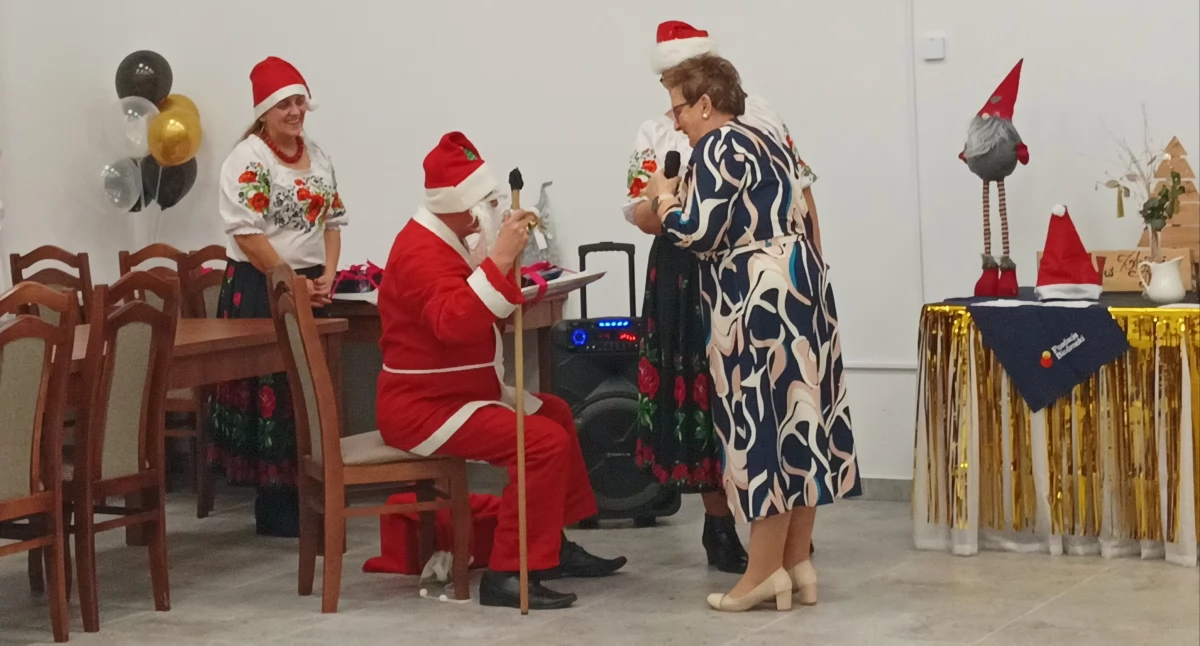 Seniorzy , Mikołajki Fundacją Biedronki Zbijowie Dużym - zdjęcie, fotografia