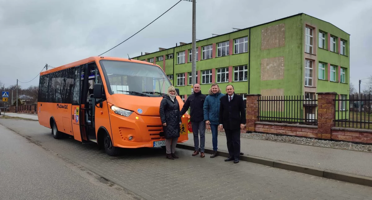 Inwestycje, autobus szkolny gminie Chlewiska - zdjęcie, fotografia