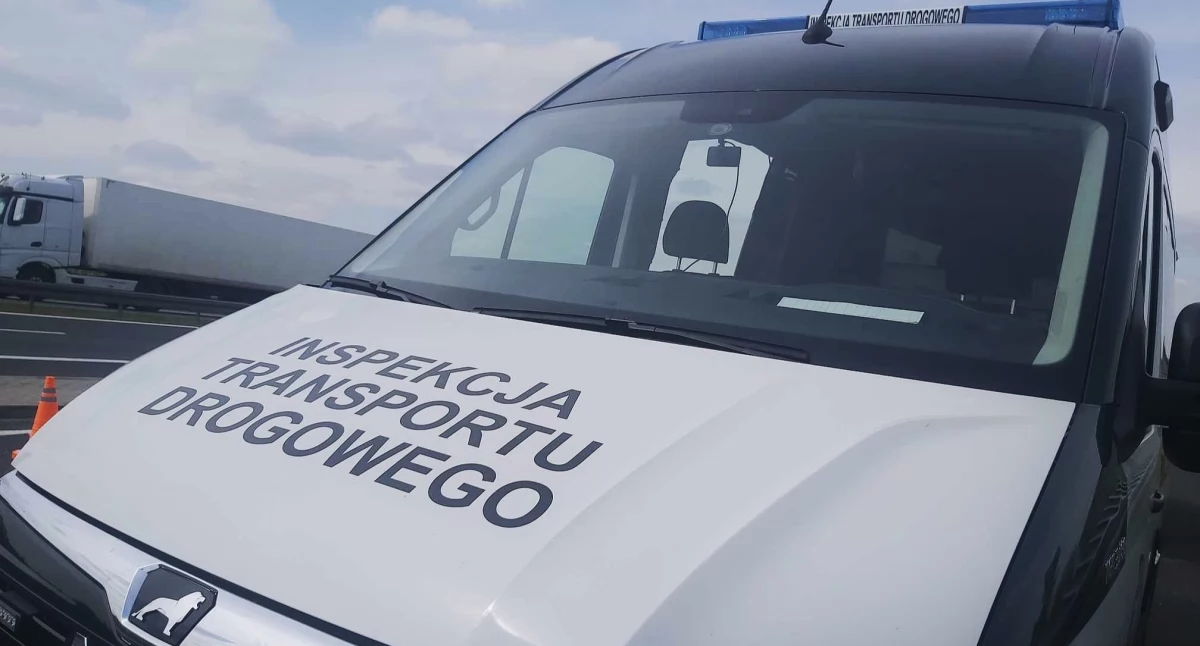 Drogi , Zatrzymanie nielegalnego przewozu towarów Szydłowcu przez inspektorów - zdjęcie, fotografia