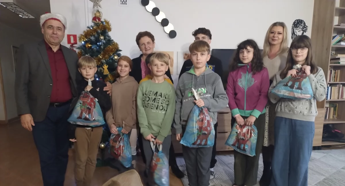 Pomagamy , Prezent wychowanków Placówki Opiekuńczo Wychowawczej Łaziskach - zdjęcie, fotografia