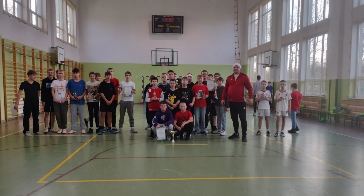 Piłka nożna, Mikołajkowy Turniej Piłki Halowej szkole Chlewiskach - zdjęcie, fotografia