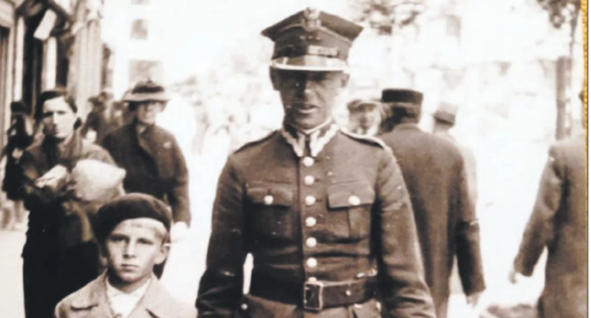 Na archiwalnym zdjęciu kpt. Gustaw Jan Kroll z synem