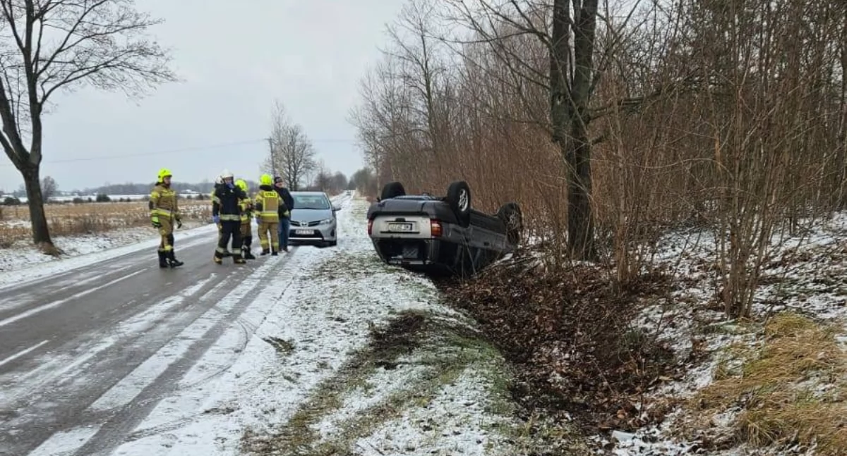 Wypadki , Dachowanie pojazdu trasie Orońsko Łaziska ostrożność drodze - zdjęcie, fotografia