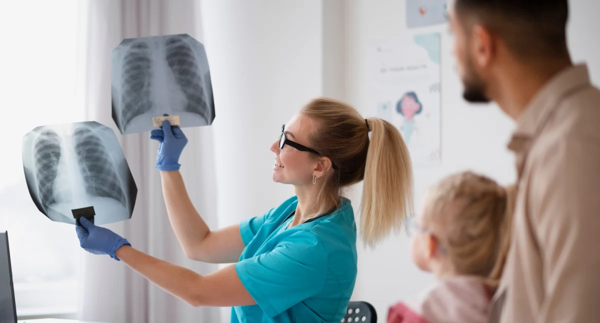 Materiały promocyjne, pulmonolog dziecięcy diagnozuje infekcje dróg oddechowych - zdjęcie, fotografia