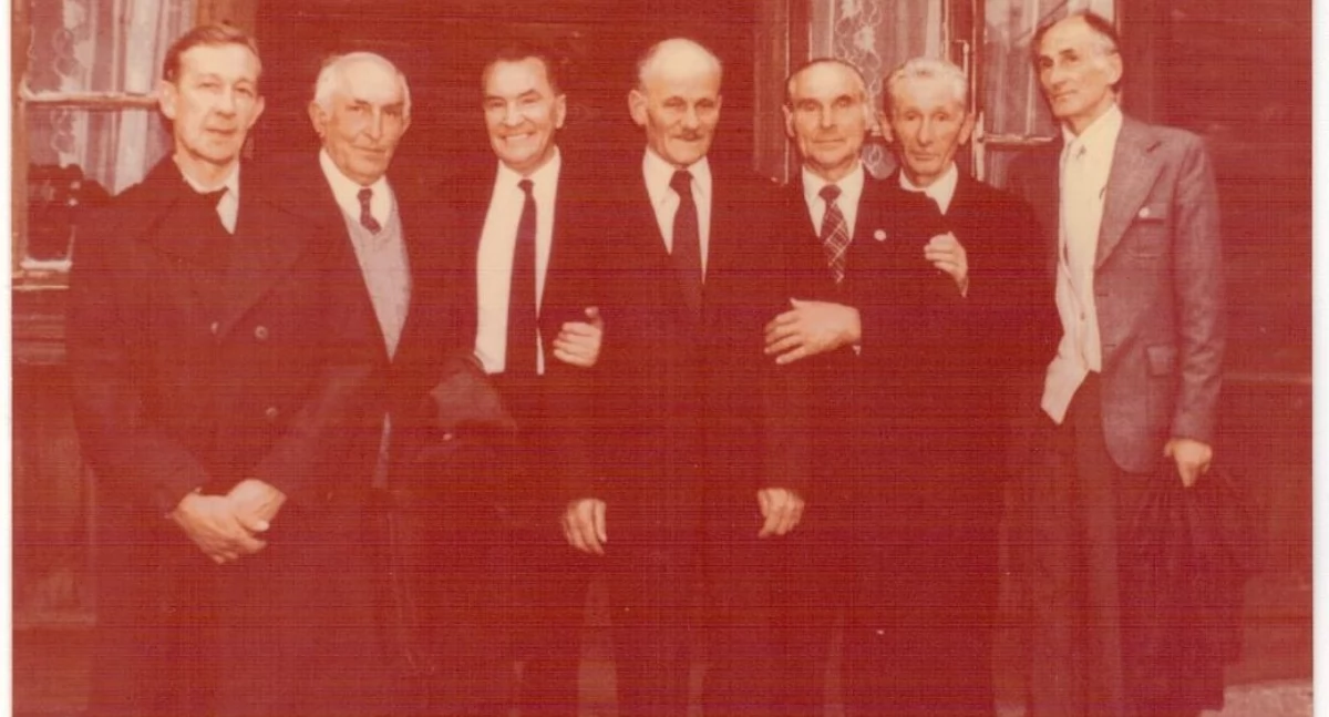 Zdjęcie byłych żołnierzy AK wykonał Wiktor Bąk w maju 1988 r. w Szydłowcu, przy domu swoich rodziców. Na zdjęciu od lewej: st. sierż. Zdzisław Czekański 