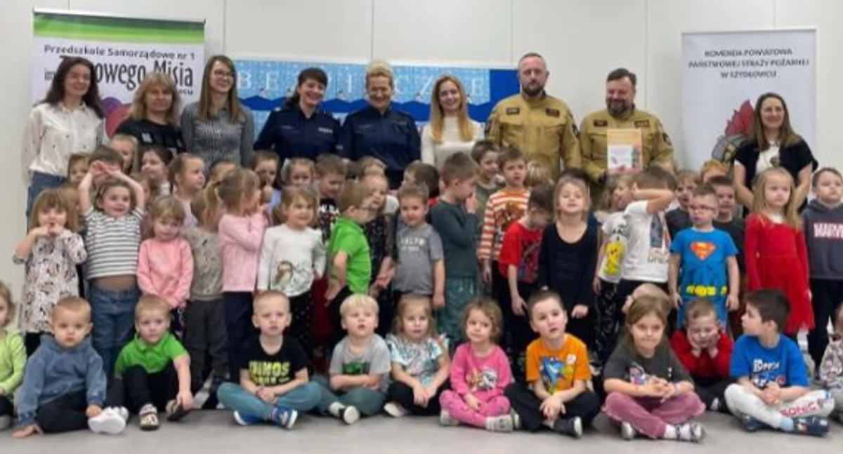 Straż Pożarna, Strażacy Szydłowca uczą dzieci bezpieczeństwa podczas zimowego wypoczynku - zdjęcie, fotografia