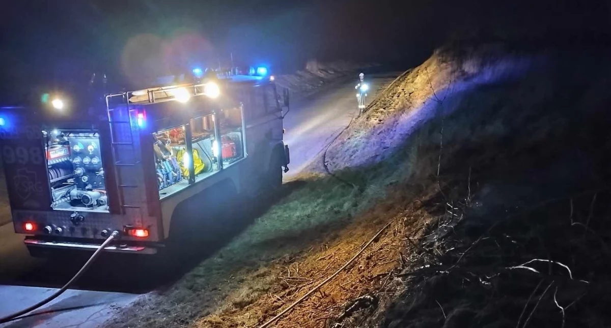 Pożary , Pożar Świniowie szybka akcja strażaków zapobiegła rozprzestrzenieniu ognia - zdjęcie, fotografia