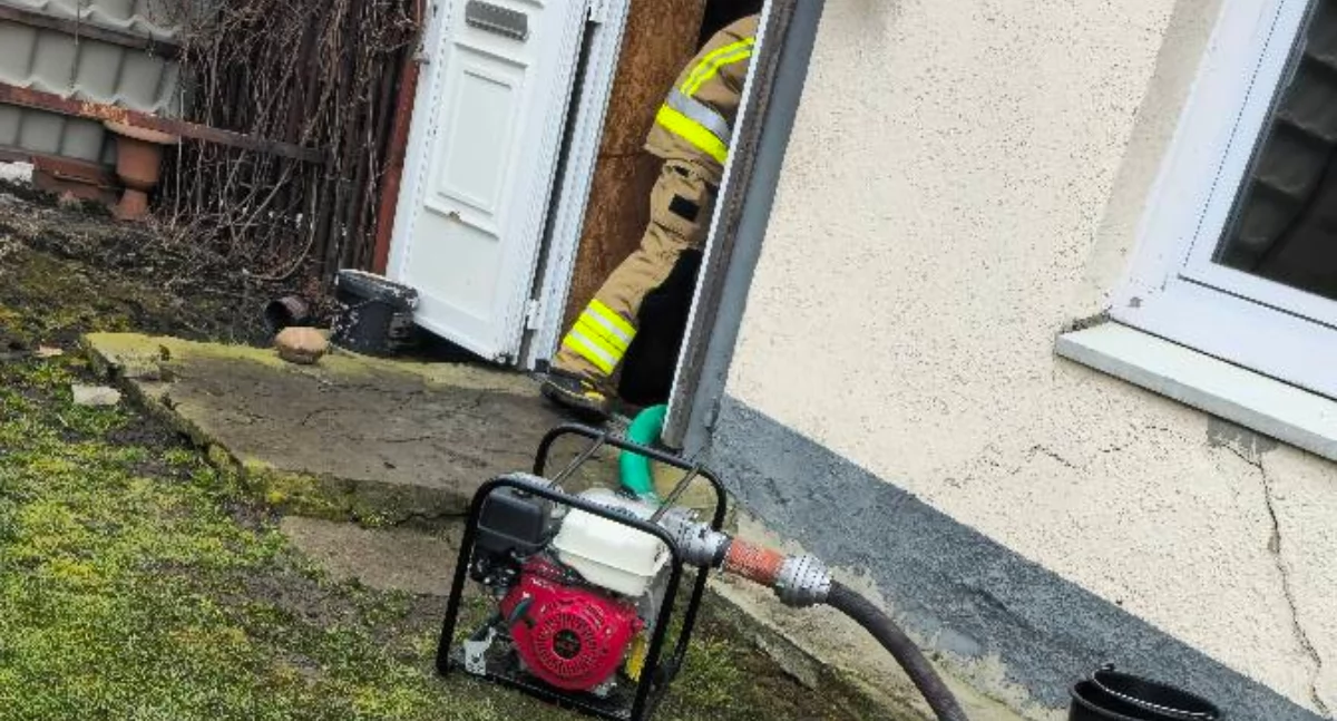 Straż Pożarna, Zalanie piwnicy Szydłowcu Szybka interwencja straży pożarnej - zdjęcie, fotografia