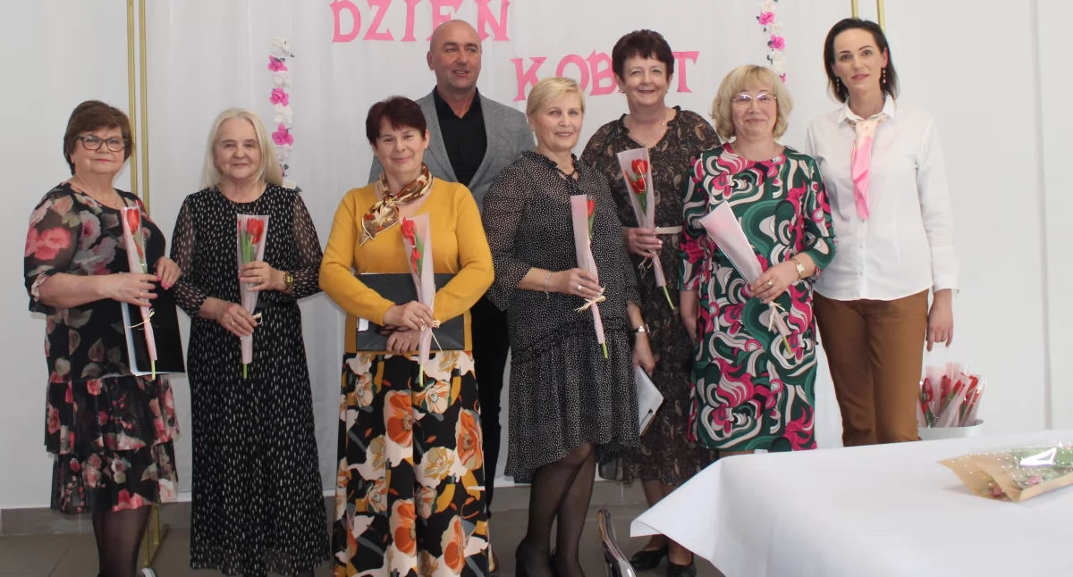 Uroczystości , Dzień Kobiet Gminnym Ośrodku Kultury Chlewiskach - zdjęcie, fotografia