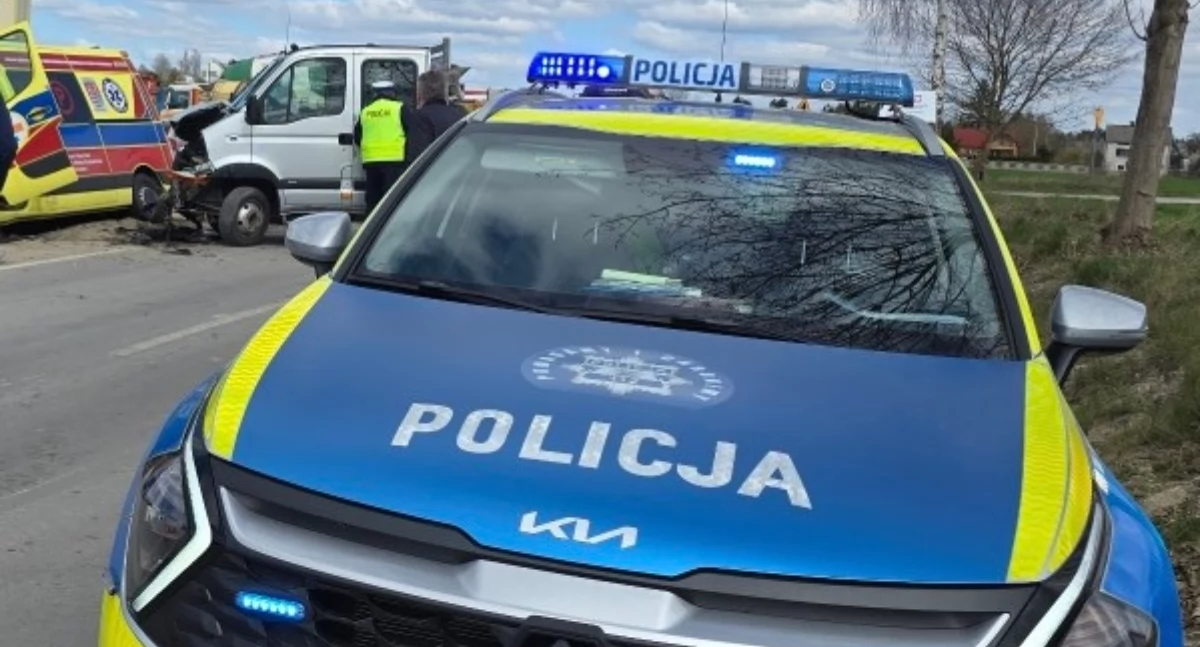 Wypadki , Wypadek Mirówku Zderzenie karetki dostawczym Renault jedna osoba szpitalu - zdjęcie, fotografia