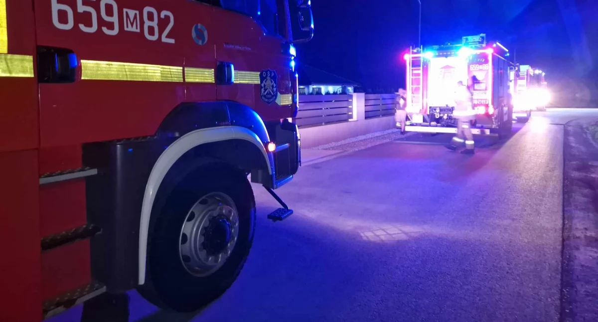 Pożary , Pożar Jastrzębiu Sześć zastępów straży akcji - zdjęcie, fotografia