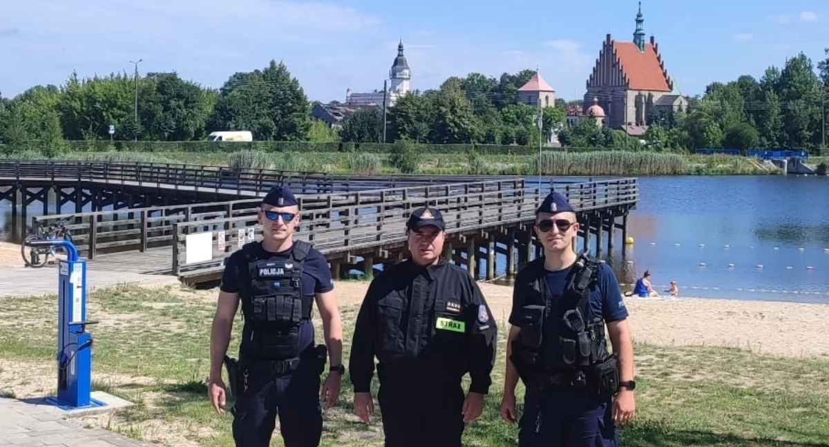 Rekreacja i turystyka, Policjanci strażacy kontrolują Bezpieczeństwo wodą - zdjęcie, fotografia