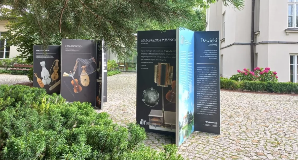 Muzea Wystawy , Muzeum instrumentów eksponuje promuje Diabelskie skrzypce burczybas - zdjęcie, fotografia