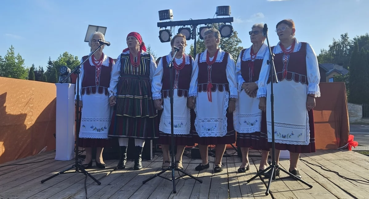 Imprezy plenerowe , Pawłowianki Wrzos Radość śpiewania scenie Pawłowie - zdjęcie, fotografia