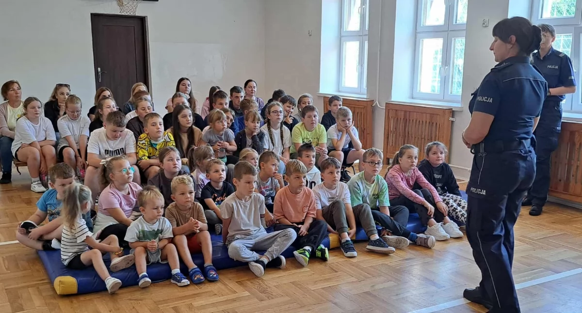 Edukacja , Policjantki szkole Budkach lekcja bezpieczeństwa drodze - zdjęcie, fotografia