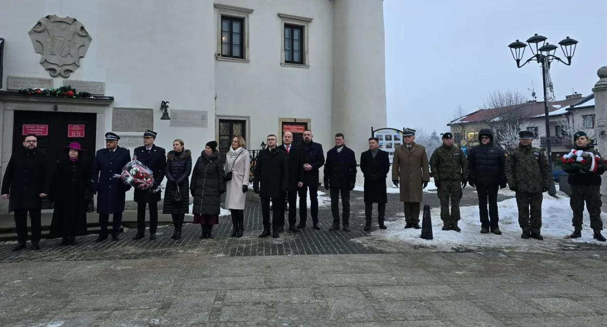 Oficjalne delegacje na szydłowieckim Rynku. Fot. FB Szydłowiec