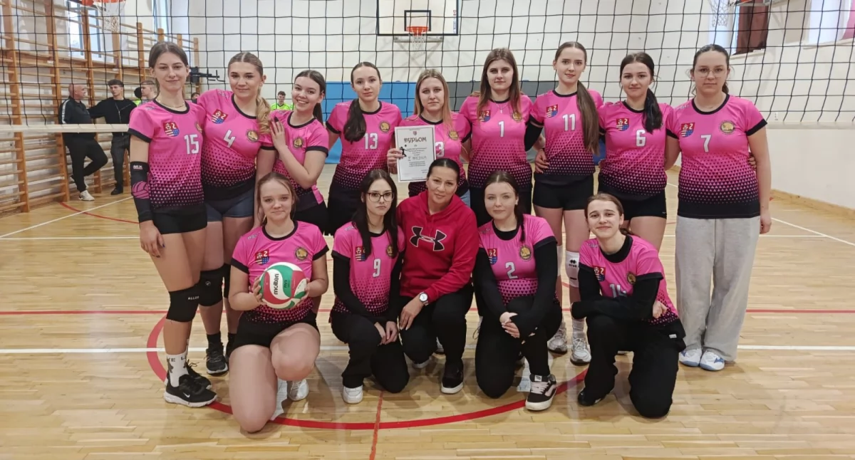 Zwycięska drużyna dziewcząt . Zdjęcia LO im. Sienkiewicza w Szydłowcu