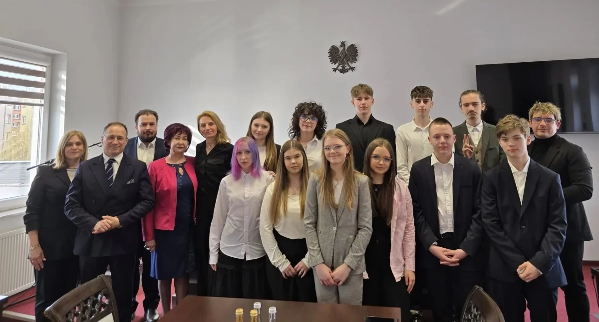 Samorządowcy , Inauguracyjna sesja Młodzieżowej Miejskiej Szydłowcu - zdjęcie, fotografia