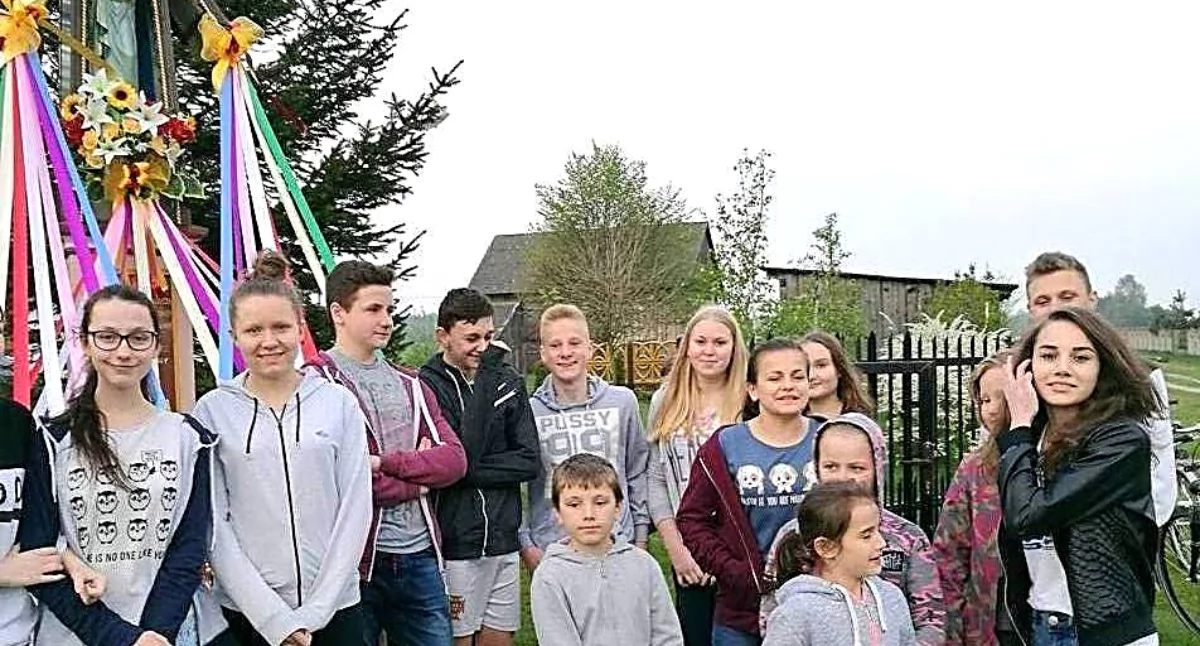 Zdjęcie archiwalne: Dzieci i młodzież przy umajonej kapliczce